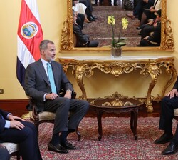 Su Majestad el Rey durante el encuentro que mantuvo con el Presidente de la República de Costa Rica, Su Excelencia Carlos Alvarado, en el Salón Dorado